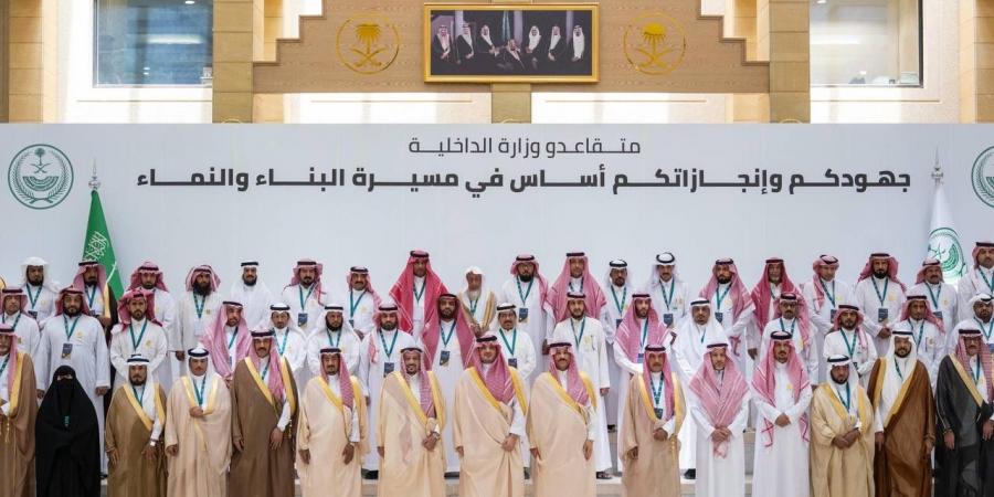 وزير الداخلية يلتقي متقاعدي القطاعات التابعة لوزارة الداخلية بالقصيم
