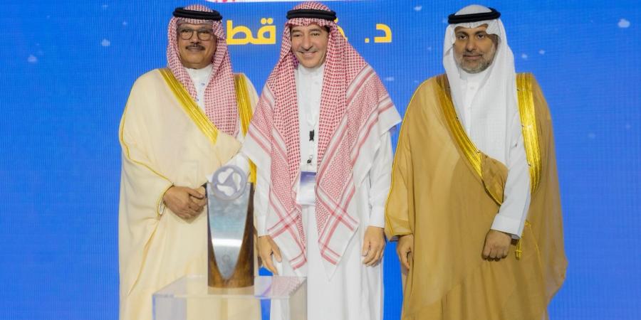 وزير الصحة يكرم د. خالد القطَّان رائد زراعة الرئة في المملكة