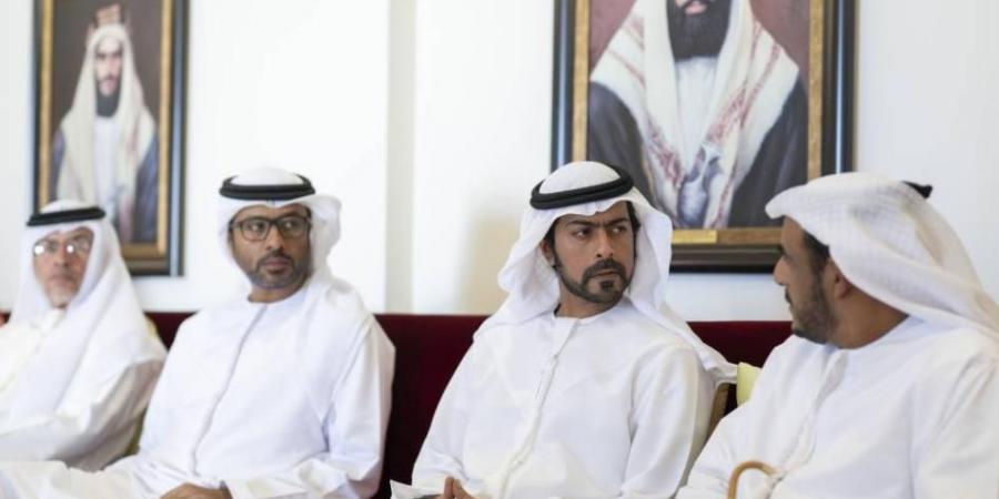 خليفة بن طحنون يُقدّم واجب العزاء في وفاة شمسة صالح الفلاحي