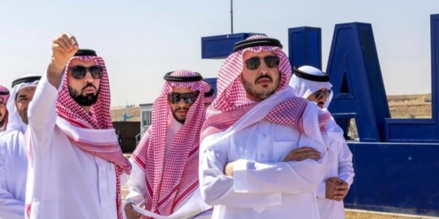 أمير الجوف يتفقد مشروع داون تاون ببحيرة دومة الجندل