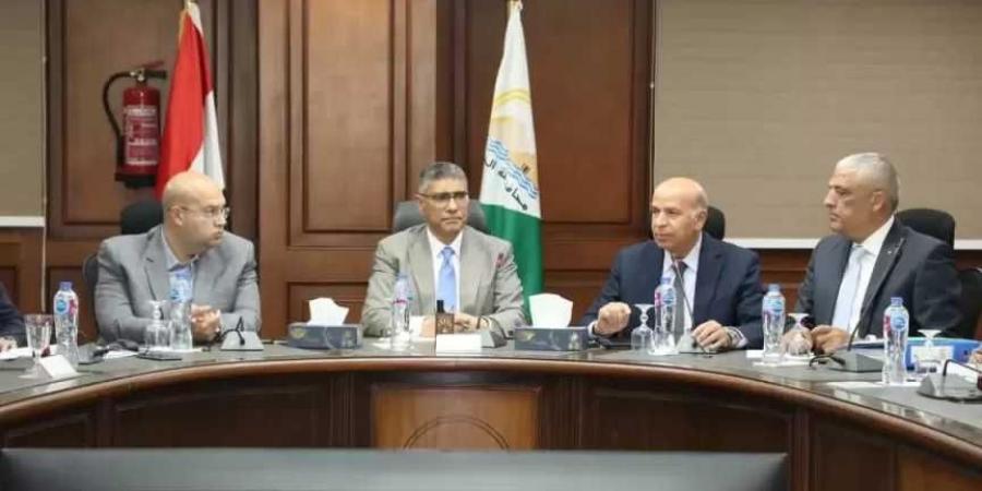 محافظ الجيزة يعقد  لقاء للوقوف علي نسب إنجاز مشروع مستشفي بولاق الدكرور الجديد وأعمال التطوير بمحيطها