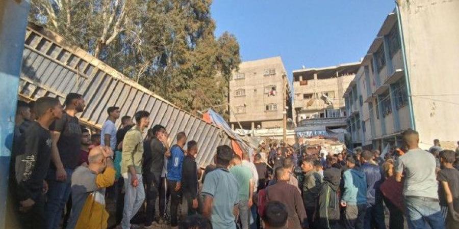مجزرة دامية.. عشرات الشهداء والجرحى بقصف الاحتلال مدرسة تؤوي نازحين في مخيم البريج