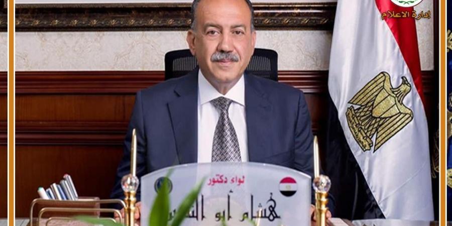 محافظ أسيوط يسلم كراسي متحركة وسماعات طبية للأطفال من ذوي الإعاقة