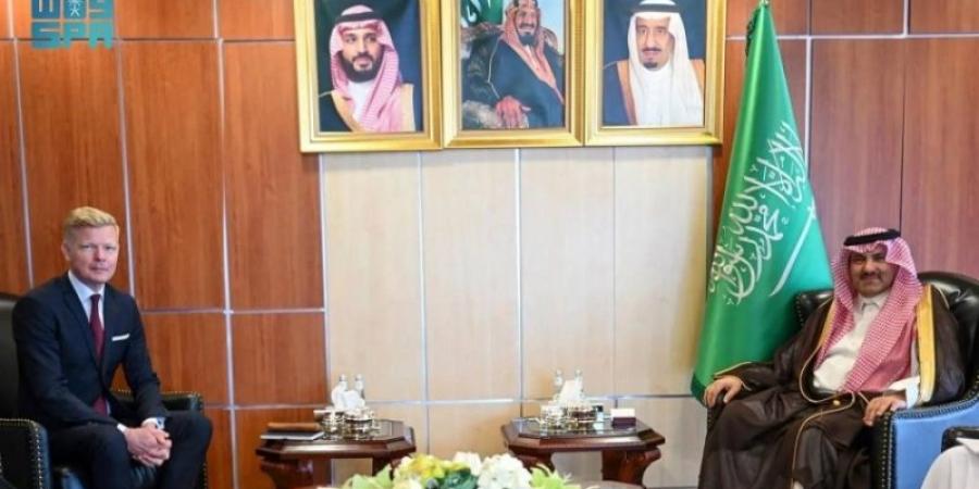 السفير آل جابر يلتقي المبعوث الأممي إلى اليمن