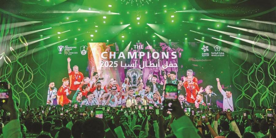 «الأخطبوط» ورفاقه يحتفلون مع جمهور الأهلي بكأس آسيا للنخبة