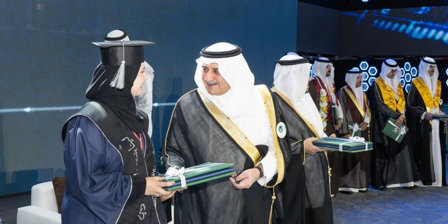 أمير تبوك يرعى حفل تخريج طلاب وطالبات جامعة فهد بن سلطان
