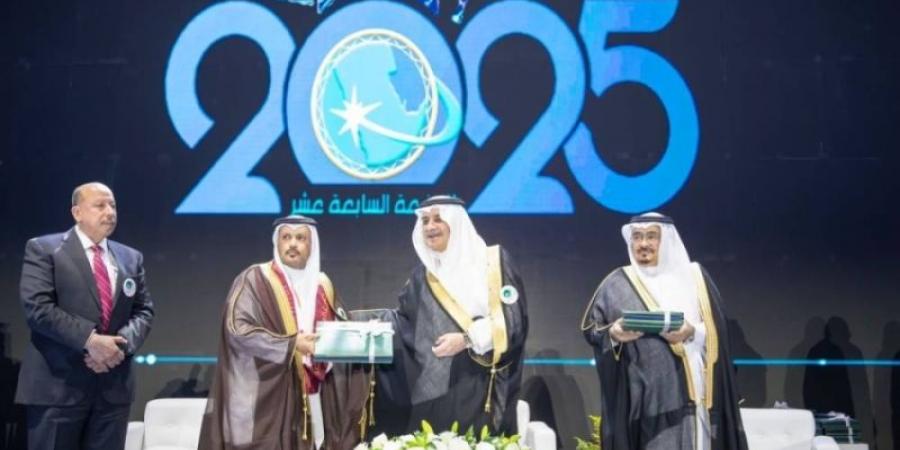أمير تبوك يرعى حفل تخريج طلاب وطالبات جامعة فهد بن سلطان