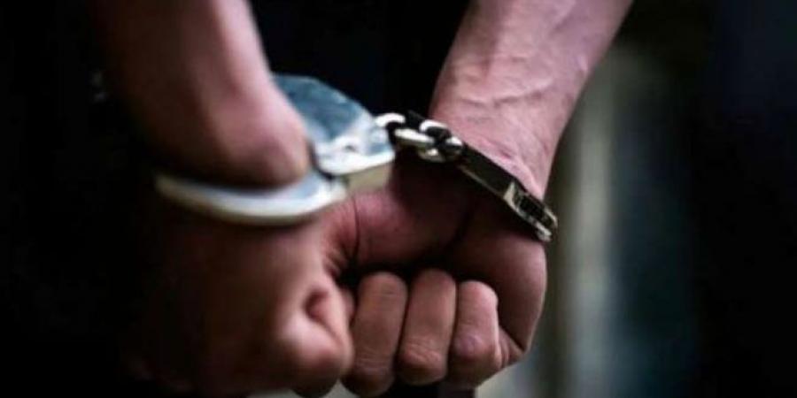 الاحتفاظ بمنحرف من أجل المضايقة والتهديد بواسطة آلة حادة لإمرأة محصنة..