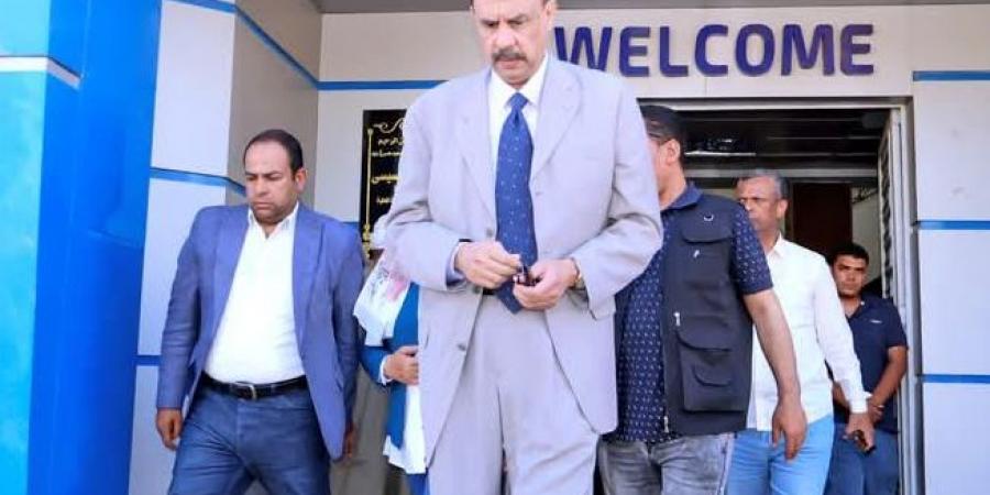 محافظ سوهاج يتفقد معرض تسويق المنتجات الحرفية