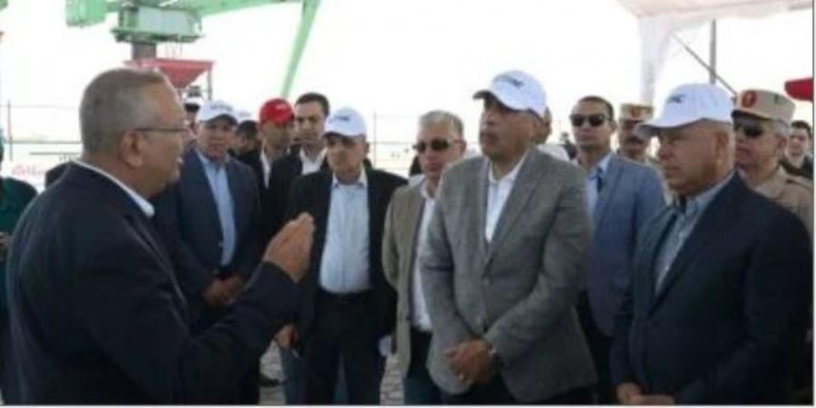رئيس الوزراء يتفقد مشروعي "رووتس" و"سكاي للموانئ"