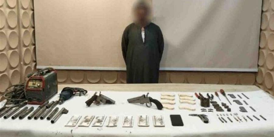 حول محل سكنه إلى ورشة لتصنيع الأسلحة النارية فى مدينة بدر
