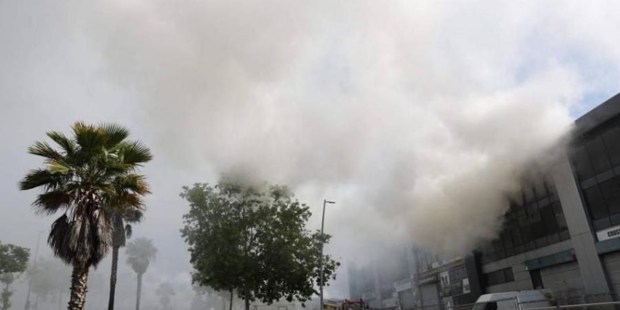 سحابة سامة تجبر 160 ألفاً على البقاء في منازلهم
