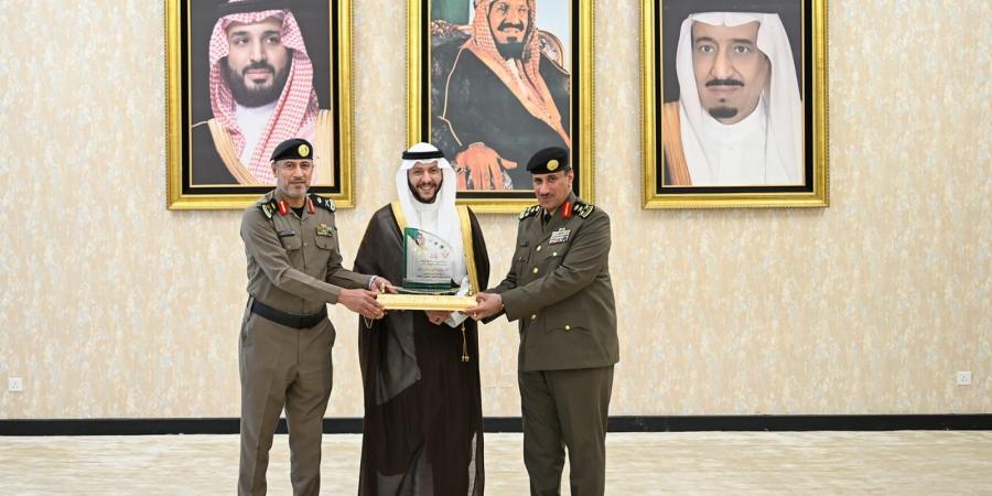 محافظ الطائف يكرّم الجهات المشاركة في برامج وفعاليات أسبوع المرور الثقافية