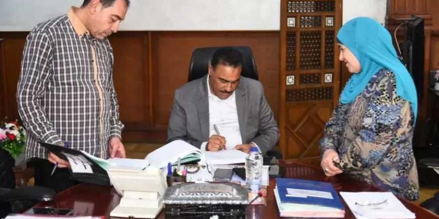 محافظ مطروح يوقع علي قرارات لجنة تقنين أراضي الدولة