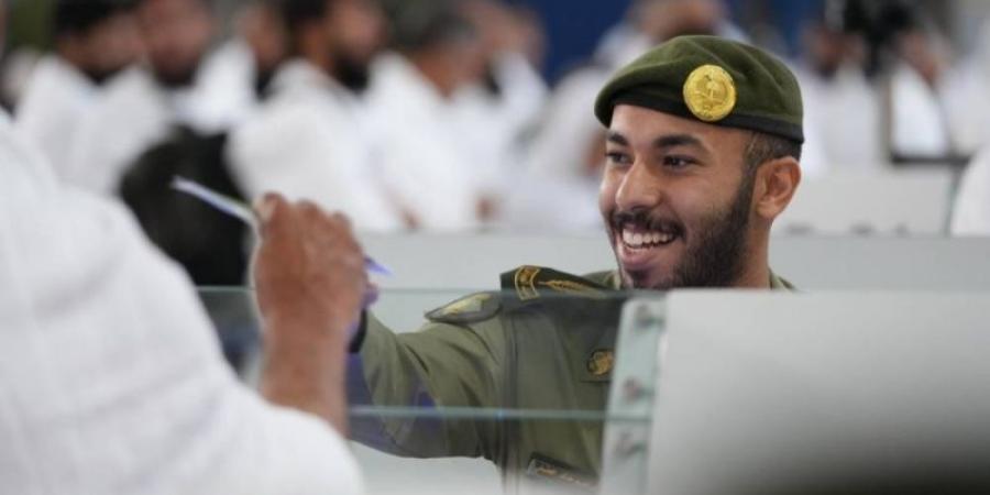 جوازات مطار جدة تواصل استقبال رحلات ضيوف الرحمن