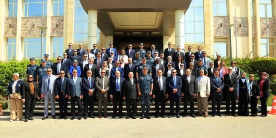 القوات البحرية تستقبل وفداً من أعضاء النادى البحرى للنيابة الإدارية