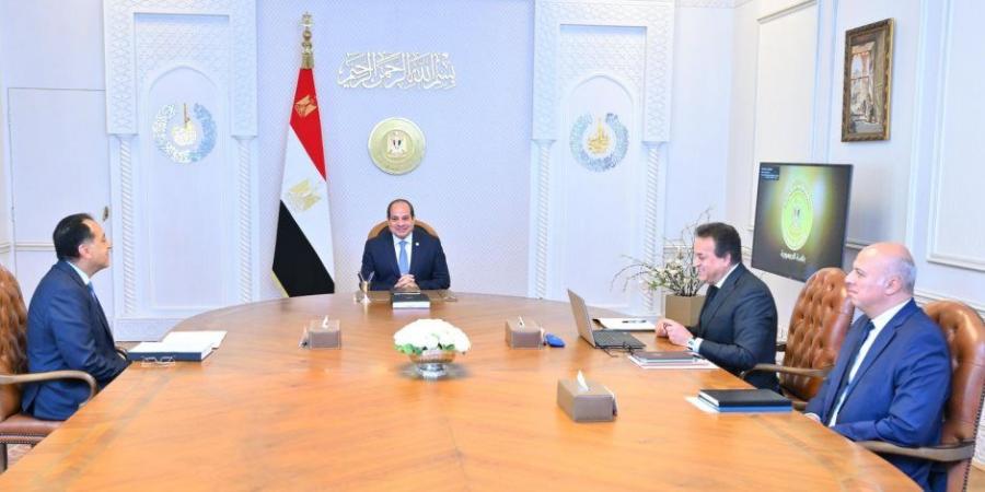 الرئيس السيسي يجتمع مع رئيس الحكومة ووزير الصحة ويستعرض المشروع القومي لبناء الإنسان