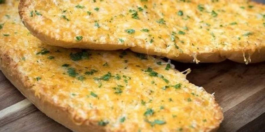 طريقة عمل الخبز المقرمش بالثوم والجبن