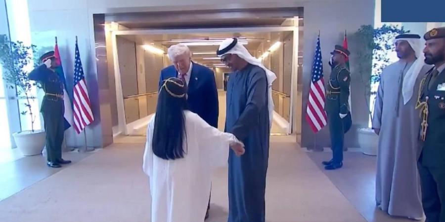 محمد بن زايد في لقطة أبوية رائعة مع طفلة قدمت الورود لترامب (فيديو)