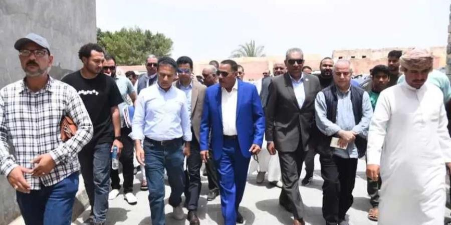 محافظ مطروح يتفقد مشروع الصرف الصحي شرق المدينة