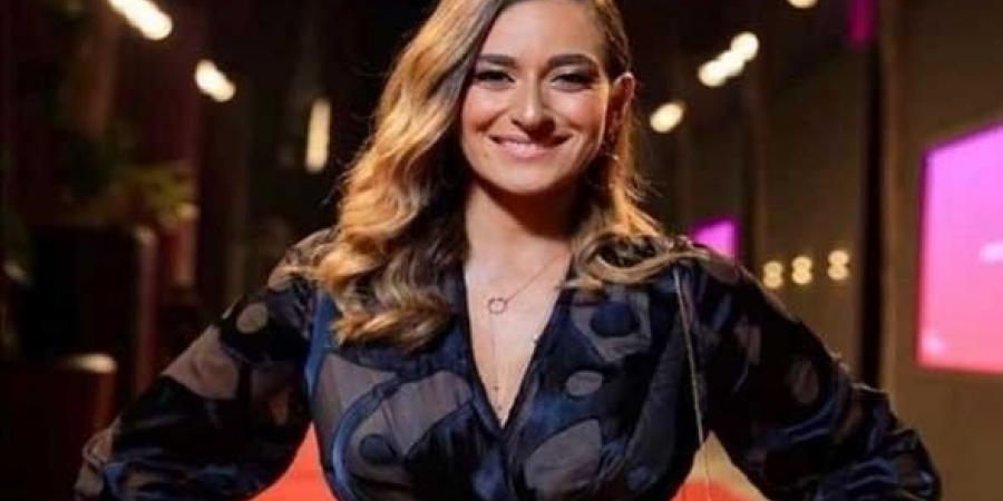 أمينة خليل تثير الجدل مجدّداً بقصة حبّ تجمعها بمصوّر