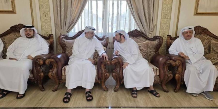 ولي عهد الشارقة وعبدالله بن سالم يعزيان في وفاة حسن الخيال