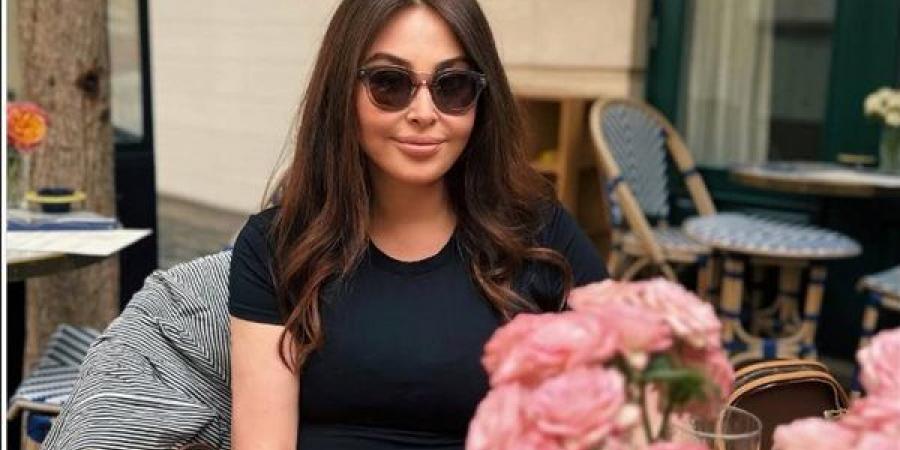 إليسا تتجاهل الانتقادات وتظهر بثبات في أحدث إطلالة لها