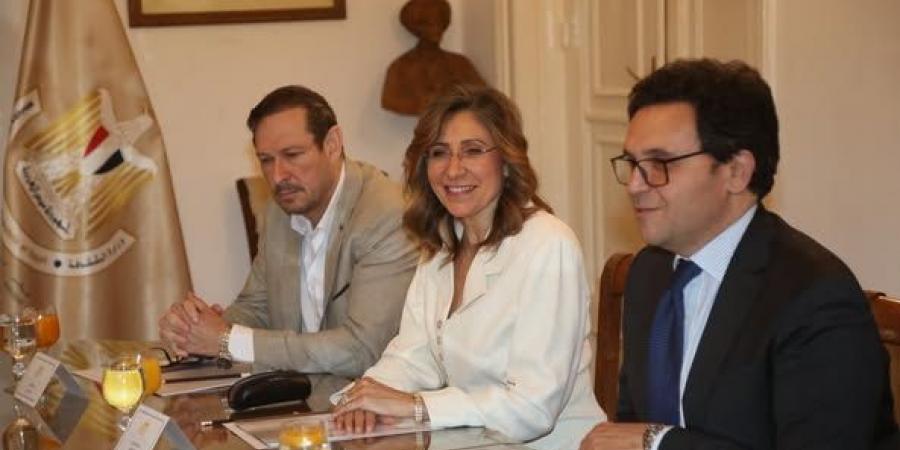 وزير الثقافة يجتمع بلجنة اختيار الرئيس الجديد لأكاديمية الفنون