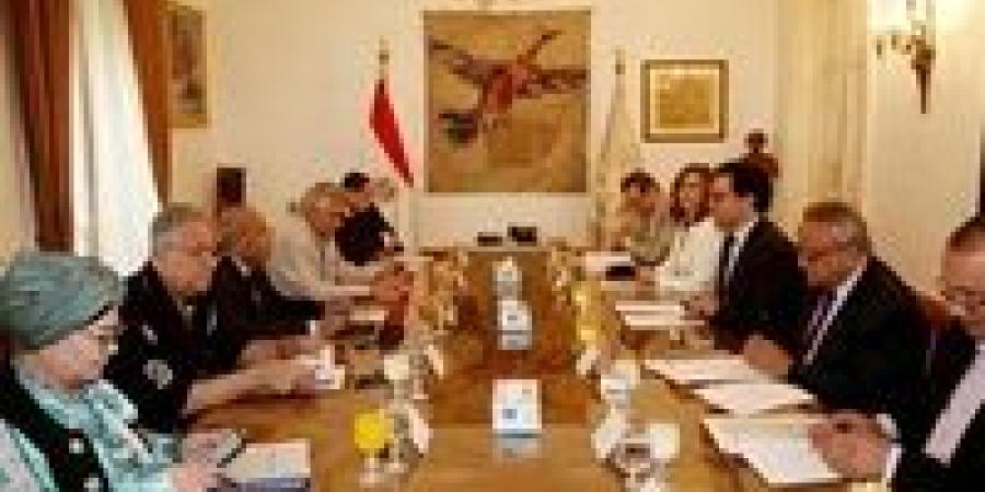 وزير الثقافة يجتمع بلجنة اختيار الرئيس الجديد لأكاديمية الفنون