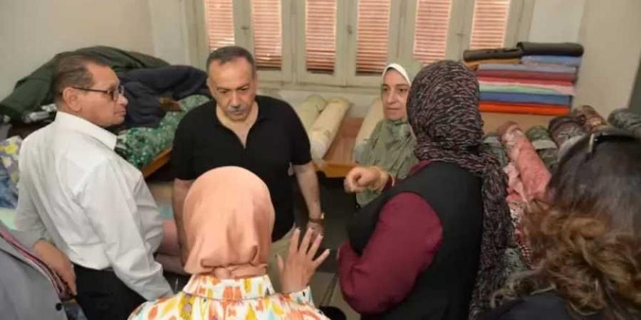 محافظ أسيوط يتفقد جمعية الشابات المسلمات ومعرضًا للمنتجات اليدوية