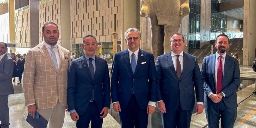 كبير مستشاري الرئيس الأمريكي للشؤون العربية والشرق الأوسط يزور المتحف المصري الكبير