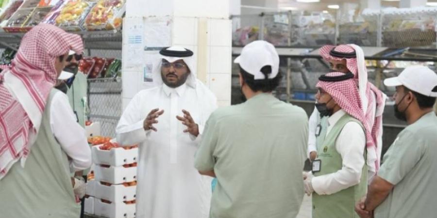 مدير بيئة تبوك يتفقد أسواق النفع العام استعدادًا لعيد الأضحى