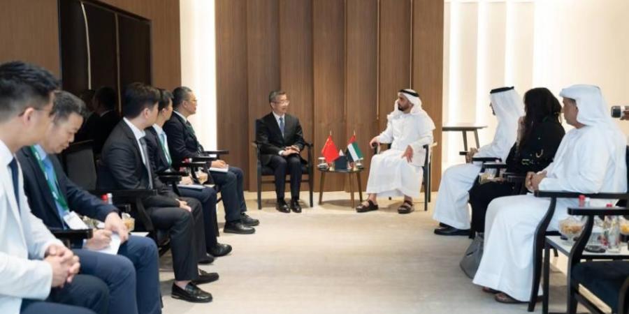 سيف بن زايد يلتقي تشن جيه نائب عمدة غوانزو الصينية على هامش «سيملس الشرق الأوسط 2025»