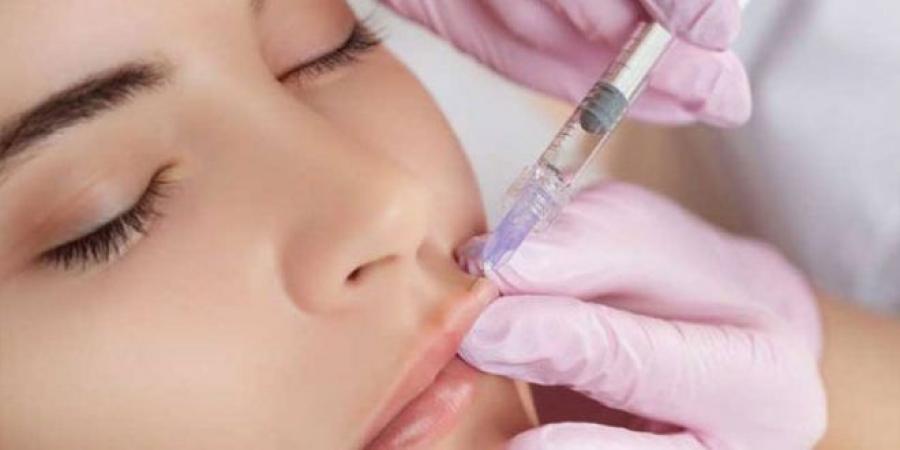 غلق عيادة تجميل وزراعة شعر يديرها "طبيب مزيف"..ما الحكاية..؟
