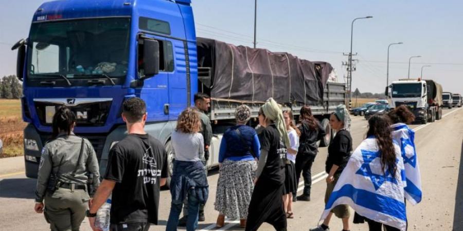 مستوطنون يعيقون دخول شاحنات المساعدات الإنسانية إلى غزة