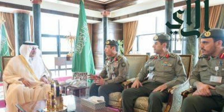 أمير تبوك يستقبل مدير عام الجوازات