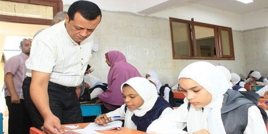 مدير تعليم سوهاج يتابع امتحانات الفصل الدراسي الثاني لضمان الانضباط وتكافؤ الفرص