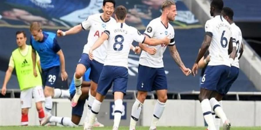 شاهد .. لاعبو توتنهام يرفعون كأس الدورى الأوروبى