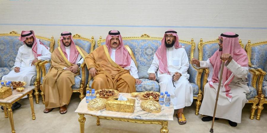 أمير حائل ونائبه يقدمان واجب العزاء لأسرة الباتع في وفاة والدتهم