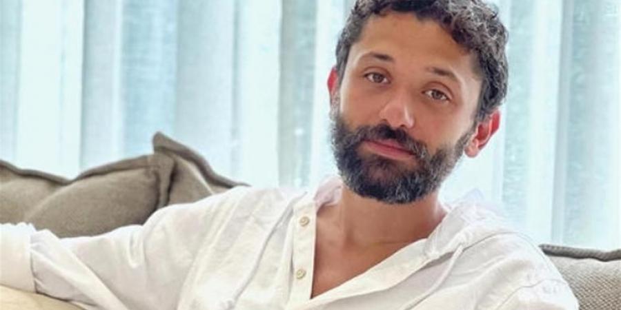 كريم محمود عبدالعزيز يكشف عن موقف مؤثر بعد وفاة والده