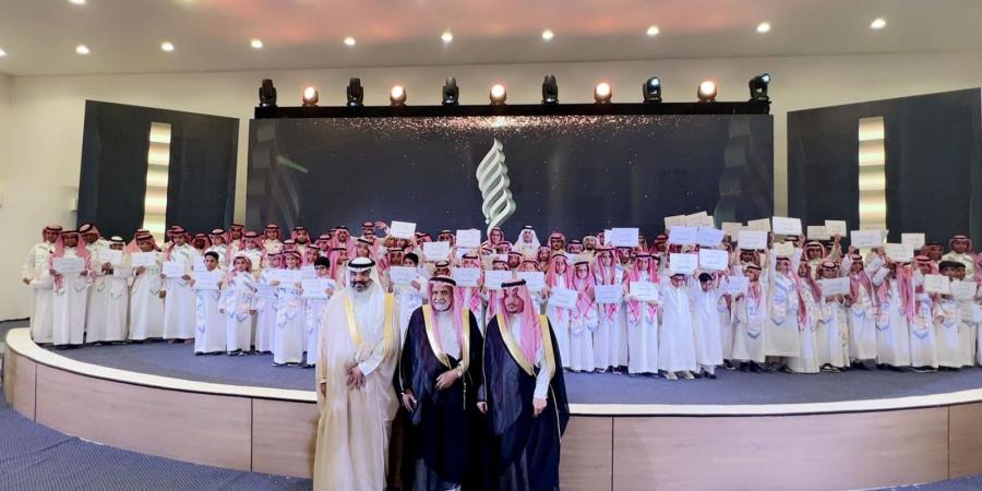 وزير الاتصالات يكرم الفائزين بجائزة روضة سدير للتميز والإبداع