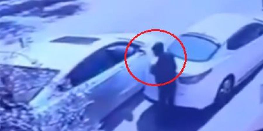 بالفيديو  ..  سرقة "لوحة أرقام" مركبة أمام مسجد في جرش