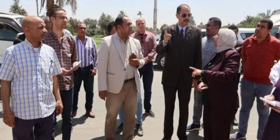 محافظ سوهاج يتفقد شارع طراد النيل بأخميم بعد أعمال الرصف والتجميل