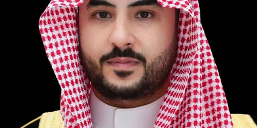 وزير الدفاع يصل العاصمة البريطانية لندن في زيارة رسمية