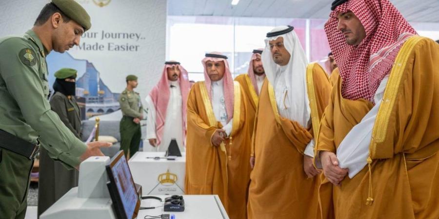 الأمير عبدالعزيز بن سعود يزور صالة مبادرة طريق مكة بمطار الملك عبدالعزيز