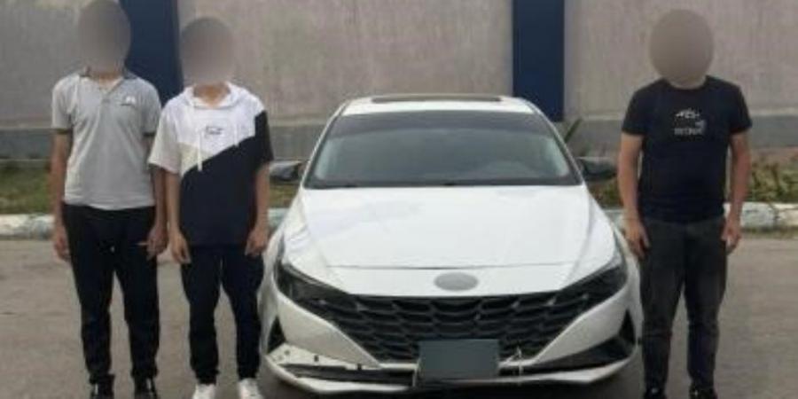 ضبط مرتكبي واقعة آداء حركات استعراضية بالسيارة على الطريق العام في الشرقية