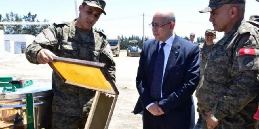 وزير الدفاع يؤدّي زيارة إلى ديوان الضيعات العسكريّة