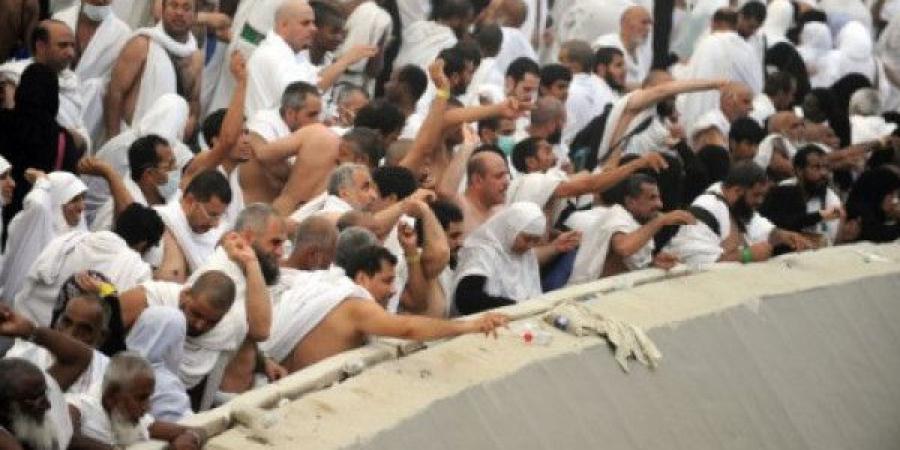 الحجاج يواصلون رمي الجمرات قبيل اختتام مناسك الحج