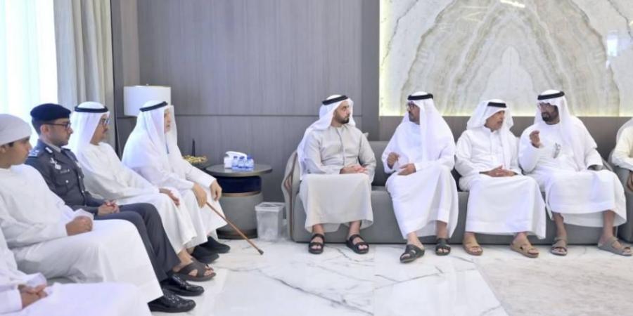 سيف بن زايد يقدم واجب العزاء في وفاة والدة راشد ثاني المطروشي