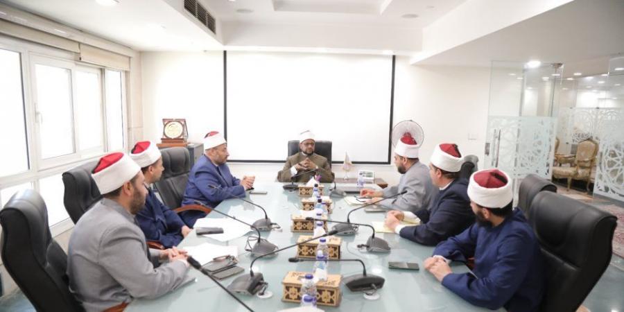 أمين " البحوث الإسلامية " يتفقَّد إدارات المجمع ويشدد على أهميَّة العمل الجماعي وتطوير الأداء